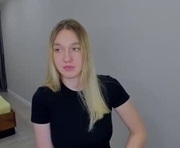 milanaanderson is a 18 year old female webcam sex model.