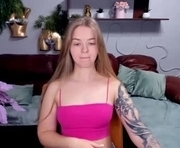 sirenabloom is a 19 year old female webcam sex model.