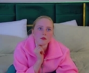 lexireadway is a 18 year old female webcam sex model.