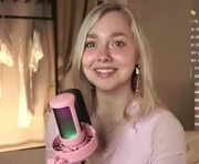 odelynbrower is a 19 year old female webcam sex model.