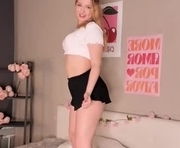 leilavitro is a 18 year old female webcam sex model.