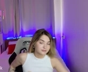 miliburns is a 19 year old female webcam sex model.