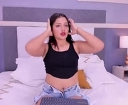 lunahanze is a 18 year old female webcam sex model.