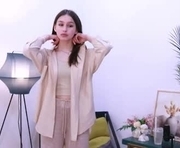 elvacumby is a 18 year old female webcam sex model.