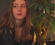 yv_sex_lauren is a 18 year old female webcam sex model.