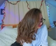 elaravyne is a 21 year old female webcam sex model.