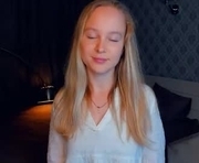 nicolavanderbie is a 18 year old female webcam sex model.