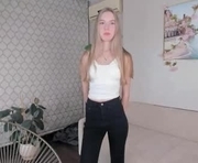 lunatemptres is a 18 year old female webcam sex model.