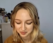 lezlielowe is a 18 year old female webcam sex model.