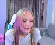 lolliis is a 18 year old female webcam sex model.