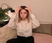 orvabish is a 18 year old female webcam sex model.