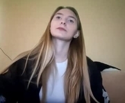 marylynreifsnider is a 18 year old female webcam sex model.