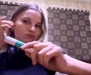 vaniasaisa is a 18 year old female webcam sex model.