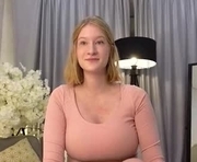 petitelz is a 18 year old female webcam sex model.