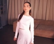 averyserrao is a 18 year old female webcam sex model.