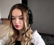 jayooten is a 18 year old female webcam sex model.