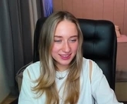 urtatti is a 18 year old female webcam sex model.