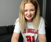 b_e_l_l_a__t_r_i_x is a  year old female webcam sex model.
