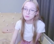 cutie__beautyy is a 18 year old female webcam sex model.