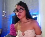 nikki_swan is a 19 year old female webcam sex model.