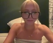 stugglingartistmilly is a  year old female webcam sex model.