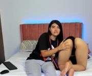 chipydale is a 21 year old couple webcam sex model.