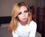 carolynnfernandez is a 18 year old female webcam sex model.