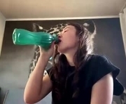 shakitaconnett is a 18 year old female webcam sex model.