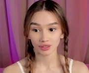 juliepenningtona is a 18 year old female webcam sex model.