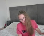 littleb00b00 is a 19 year old female webcam sex model.