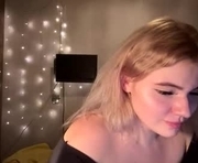 sunshinyflash is a 21 year old female webcam sex model.