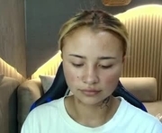 niko_r_ is a 19 year old female webcam sex model.