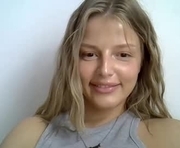 lunav7 is a 25 year old female webcam sex model.