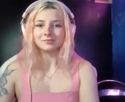 emeldamctee is a 18 year old female webcam sex model.