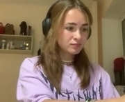 saundrayeeloy is a 18 year old female webcam sex model.