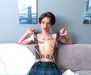 oliverrgroove is a 19 year old male webcam sex model.