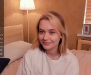 suzannedavise is a 18 year old female webcam sex model.