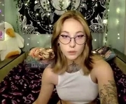 succubu7 is a 18 year old female webcam sex model.