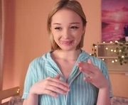 annerian is a 18 year old female webcam sex model.