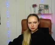 khaleesimoon is a 20 year old female webcam sex model.