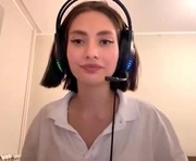 ladawndepippo is a 18 year old female webcam sex model.