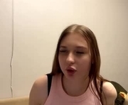 venessapeschel is a 19 year old female webcam sex model.