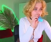 melan1e_ is a 18 year old female webcam sex model.