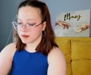 krysadapp is a 18 year old female webcam sex model.