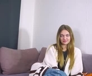moirawenzinger is a 18 year old female webcam sex model.