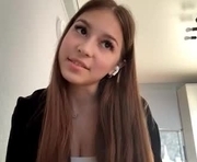 linchamlee is a 18 year old female webcam sex model.