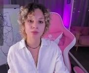 marywohlberg is a 18 year old female webcam sex model.