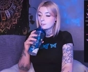 holy_melanie is a 20 year old female webcam sex model.