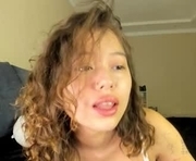 littlesora is a 19 year old female webcam sex model.