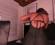tylla_ is a 19 year old female webcam sex model.
